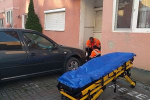 Un bărbat din Aleşd a căzut în gol de la etajul 4 al unui bloc şi s-a prăbuşit peste o maşină (FOTO)