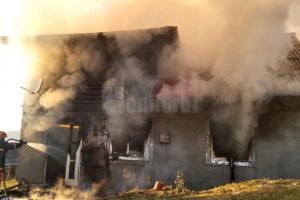 Casă cuprinsă de flăcări într-un incendiu izbucnit la Cozăneşti