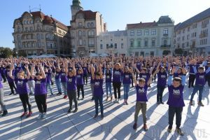 La mulţi ani cu... veselie! 900 de elevi ai Şcolii Oltea Doamna au dansat alături de profesorii lor în Piaţa Unirii (FOTO / VIDEO)