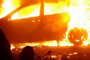 Au furat o maşină din Sighişoara, iar apoi au incendiat-o!