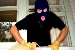 Pus sub control judiciar după ce a furat un bidon de pălincă, un hoţ din Bihor a recidivat: a golit casa de vacanţă a unui timişorean