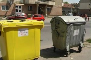 Amenzile enorme de la Comisia Europeană i-a făcut pe parlamentari să doteze şcolile cu pubele pentru reciclare selectivă