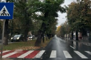 Tânăr lovit pe o trecere de pietoni de o maşină condusă de un bărbat de 61 de ani