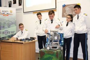 Echipa de robotică ArmyBot a colegiului militar albaiulian începe pregătirea pentru un nou sezon al First Tech Challenge, cea mai mare competiţie de robotică din România.