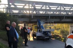 FOTO S-a înfipt cu autoutilitara în podul de cale ferată de pe Viitorului. Un rănit dus la spital
