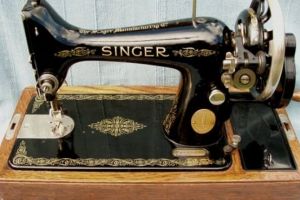 Maşina de cusut Singer, o legendă urbană. Mii de români au fost înşelaţi cu anunţuri false despre câştiguri enorme:”Colecţionar, cumpăr maşini de cusut Singer. Ofer 20.000 de euro”