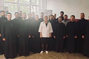 FOTO. Zeci de preoţi din Satu Mare au donat astăzi sânge