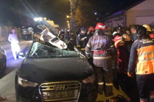 Tânăr rămas încarcerat în autoturismul cu care a intrat într-o combină