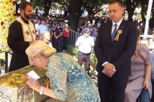 VIDEO. Pupat de moaşte şi pensionari deranjaţi în timp ce jucau şah: Practicile lui Dăncilă în vizita electorală din judeţul Ialomiţa
