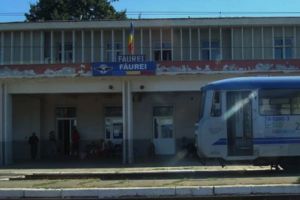 Drumul cu trenul de la Braila la Buzau, cosmarul brailenilor / O trotineta electrica injoseste caile ferate romane