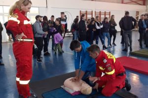 FOTO Peste 2000 de elevi au luat lecţii de prim ajutor de la medicii şi asistenţii UPU SMURD Botoşani