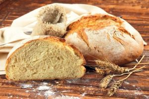 Un român mănâncă 100 kg de pâine, 58 kg de carne şi numai 48 kg de fructe pe an