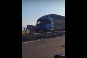 VIDEO TIR intrat în parapet pe autostradă la Sibiu – Două benzi blocate