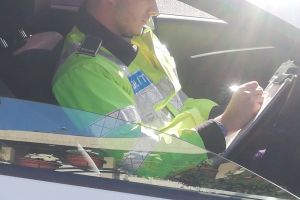 Unde dai şi unde crapă/Acţiunea “telefonul mobil la volan” s-a soldat cu 122 de sancţiuni pentru alte abateri