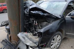 Haiduc la 63 de ani – S-a urcat beat la volan şi a intrat într-un stâlp la Sibiu