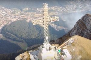 VIDEO - Lucrări de amploare pentru reabilitarea Crucii Caraiman. Imagini spectaculoase surprinse la înălţime