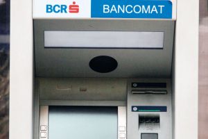 BCR opreşte temporar sistemul informatic care gestionează operaţiunile cu carduri. Vezi când!