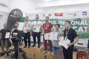 FOTO: Ioan Dragomir (Powerlifting Galda) şi Mihai Sufleţel (Zamolxis Alba Iulia) – campioni absoluţi la Naţionalele de powerlifting, împins din culcat – clasic