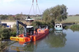 Echipamente noi pentru întreţinerea canalului Bega: o dragă şi două barje