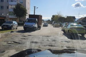 FOTO – Tranşeele de pe strada Țiglari – Primăria spune că ”vor fi reparate de urgenţă”