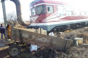 Căruţă lovită de un tren la Brateiu – Locomotivă avariată