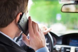 Poliţiştii sibieni au început „vânătoarea” de şoferi care vorbesc la telefon în trafic