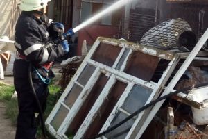 Salonta: Bărbat rănit în timp ce încerca să stingă incendiul care i-a cuprins un coteţ cu păsări
