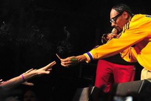 Snoop Dogg are un angajat plătit cu 50.000 de dolari pe an ca să-i ruleze ţigări cu marijuana