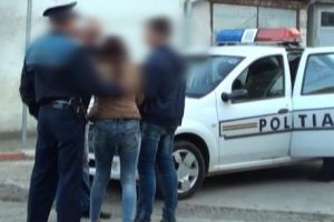 Minore din Braşov, suspecte de sâvărşirea infracţiunilor de furt şi tâlhărie calificată