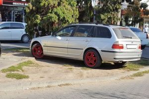 FOTO. ȘTIREA TA. TUPEU a la Cluj! Un şofer clujean a confundat spaţiul verde cu o parcare