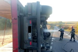 Un camion cu cereale, inmatriculat in Tulcea, s-a rasturnat in drum spre Portul Constanta, in judetul Vaslui
