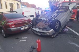 Autoturism răsturnat după un accident pe strada De Mijloc