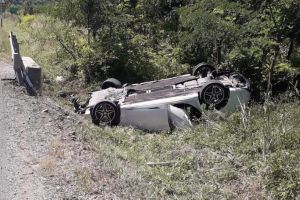 Maşină răsturnată între Cristian şi Orlat.  Doi bărbaţi răniţi