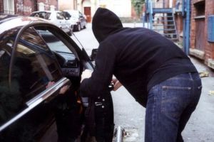 Prins în flagrant în timp ce fura mai multe bunuri dintr-o maşină parcată pe Bulevardul Gării