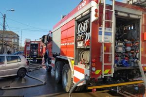 Magazin de textile cuprins de flăcări, în Piaţa Traian din Timişoara