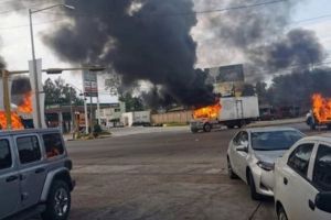 Oraş mexican sub asediu: maşini în flăcări şi oameni împuşcaţi după arestarea fiului lui El Chapo