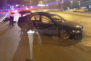 Şofer încarcerat după ce a intrat cu maşina într-un stâlp