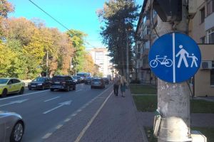 Bicicliştii salută apariţia primelor indicatoare care separă trotuarul de pista pentru ...
