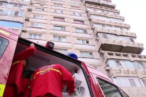 O sibiancă s-a aruncat de la etaj după ce un bărbat a încuiat-o în casă