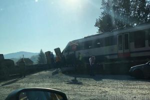 Trafic rutier şi feroviar blocat între Oradea şi Cluj după ce un TIR s-a defectat pe linia de tren în Ciucea