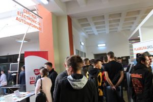 Mulţi chemaţi, puţini aleşi la Bursa pentru absolvenţi, unde doar 10% dintre participanţi au fost chemaţi la interviu (FOTO)