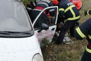 Tulcea: Șofer, ranit dupa ce a intrat cu masina intr-un copac (galerie foto)