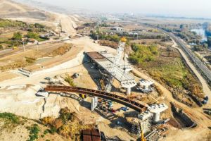 Video| Pe autostrada A10 Sebeş-Turda un mastodont de 600 de t a ridicat grinzi metalice la nodul rutier Alba Iulia Nord