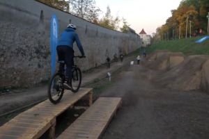 Pistă pentru pasionaţii de acrobaţii pe bicicletă (dirt park) sub Tâmpa