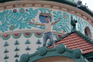 Tâlhărie în Orăşelul Copiilor din Oradea: O femeie a fost trântită la pământ de un bărbat care i-a smuls portmoneul şi a fugit