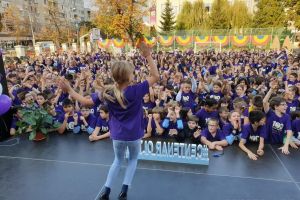 Party în curtea şcolii: Sub ochii Anei Blandiana, sute de elevi de la „Oltea Doamna” şi-au colorat şcoala în mov, au cântat cu toţii imnul şi au dansat ca la discotecă! (FOTO)