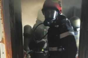 FOTO: Bloc evacuat din cauza unui incendiu! Una din victime, preluată de un elicopter SMURD!