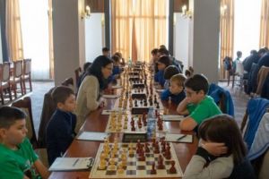 Favoriţii se instalează în frunte