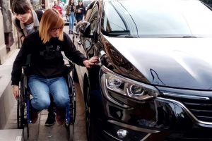 În scaun cu rotile prin Timişoara: experimentul Anei Munteanu. Lacrimi, frustrare şi furie: ”Mi-e frică!”