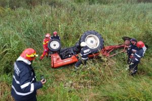Un bărbat, rănit după ce s-a răsturnat cu tractorul în Poiana Mărului